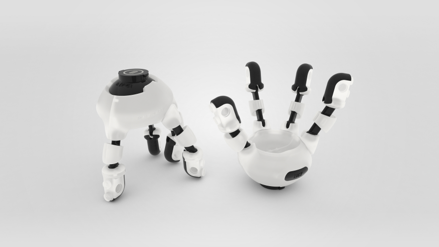 Diapo 3 : Deux mains du IKO Creative Prosthetic System.