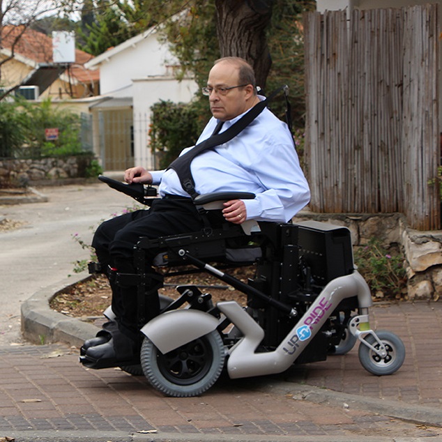 Diapo 3 : Personne se déplaçant dans la rue à l'aide d'un fauteuil UPnRIDE, en position assise.