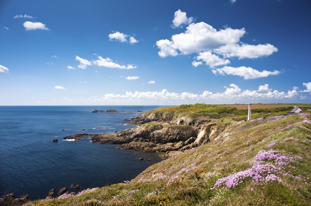 Diapo 3 : Exemple de destination proposée sur le site: Falaises bretonnes en été