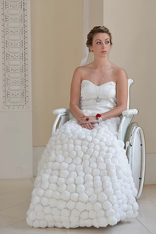 Diapo 4 : Femme en fauteuil roulant, portant une robe de mariée.