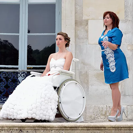 Diapo 5 : Femme en fauteuil roulant, portant une robe de mariée, à coté d'une autre femme, debout.