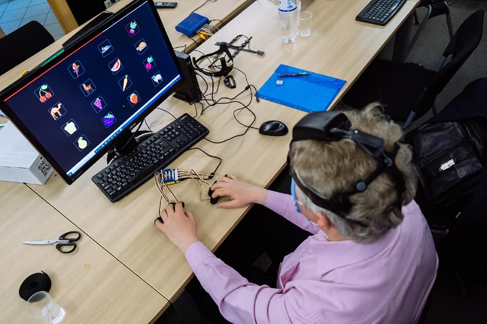 Diapo 4 : Photo d'un homme avec le Neurochat sur sa tête l'utilisant devant un ordinateur