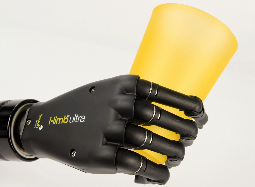 Diapo 5 : Prothèse de main i-Limb, tenant un verre.