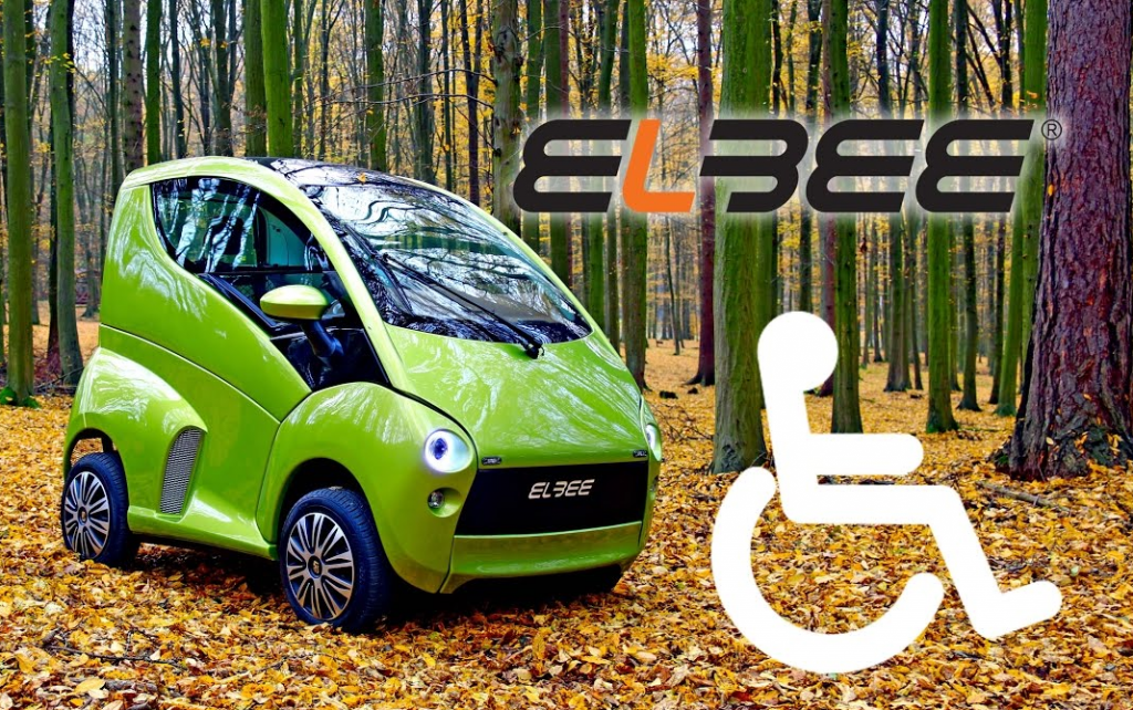 Diapo 2 : Voiture Elbee verte dans la forêt. Logos: Logo Elbee et logo du handicap moteur.