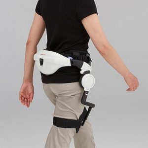 Personne marchant en portant l’exosquelette Walk Assist.