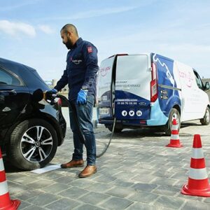 Personne faisant le plein d’une voiture depuis un camion TankYou.