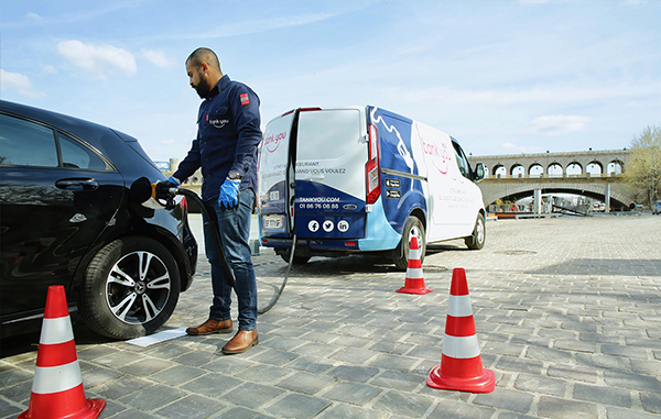 Diapo 1 : Personne faisant le plein d'une voiture depuis un camion TankYou.