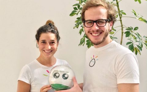 Diapo 4 : Deux personnes de l'équipe leka, tenant un robot leka et souriant.