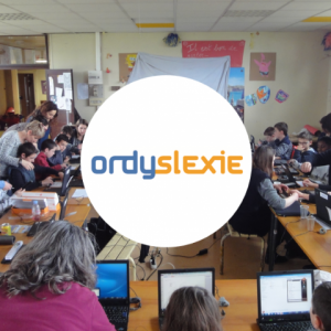 Enfants étudiant en classe sur des ordinateurs, le logo Ordylexie apparaît au centre.