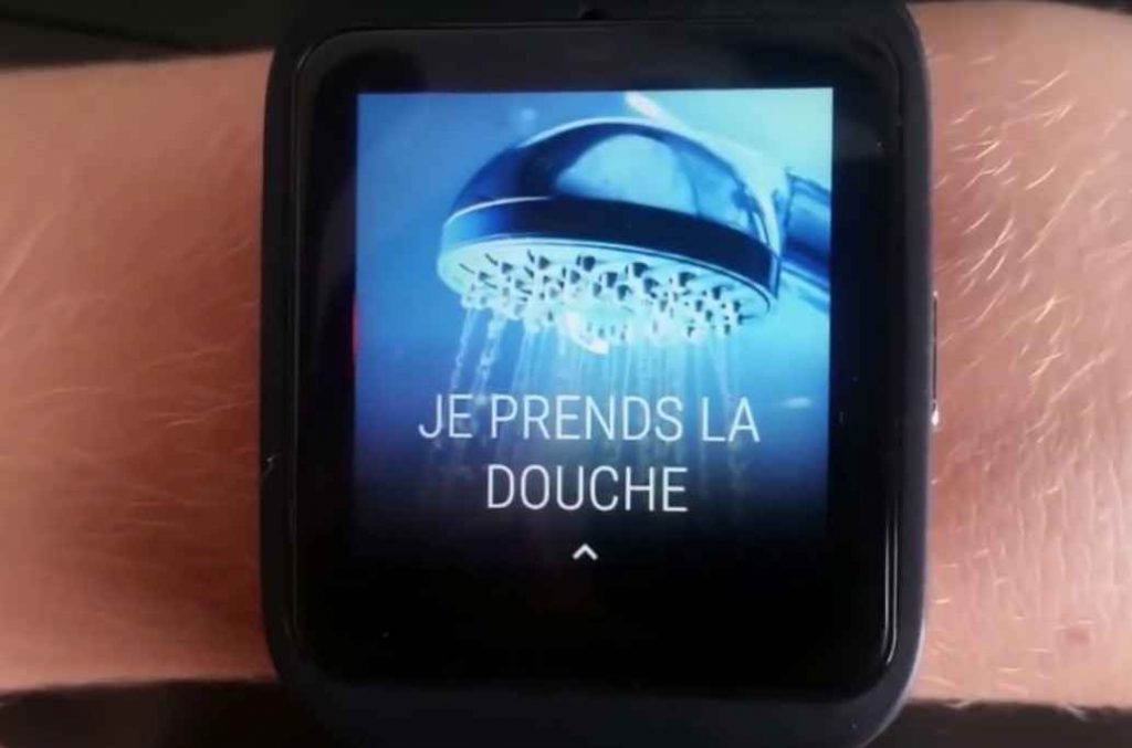 Diapo 6 : Montre connectée affichant l'application Watchelp, avec la notification 'JE PRENDS LA DOUCHE'