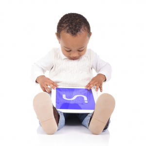 Enfant assis par terre, utilisant une tablette Inside ONE