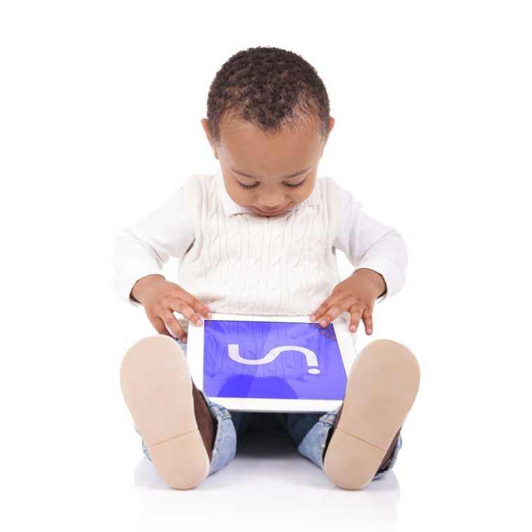 Diapo 5 : Enfant assis par terre, utilisant une tablette Inside ONE