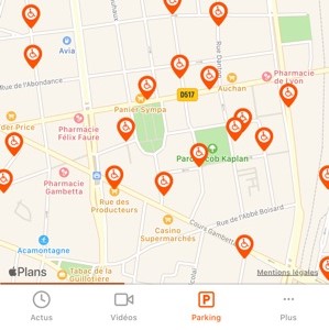 Image de l’application de Handicap.fr qui montre les places de parking disponibles et accessibles pour les personnes en situation de handicap