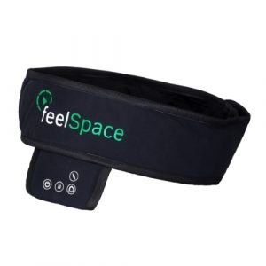 Gros plan sur la ceinture Navibelt, le logo FeelSpace est visible.