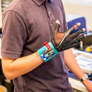 Personne portant au bras gauche un prototype de gant Sign Aloud.