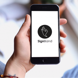 Personne tenant dans sa main un smartphone, affichant le logo de l’application SignBand.