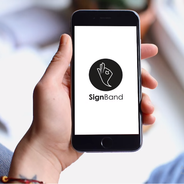 Diapo 1 : Personne tenant dans sa main un smartphone, affichant le logo de l'application SignBand.