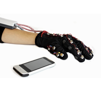 Diapo 2 : Main portant un prototype de Mobile Lorm Gloves, à coté un smartphone.