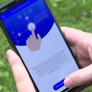 Photo d’une personne utilisant l’application Diapason sur son smartphone