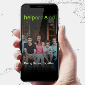 Personne tenant un smartphone dans sa main, affichant l’application Help Around.