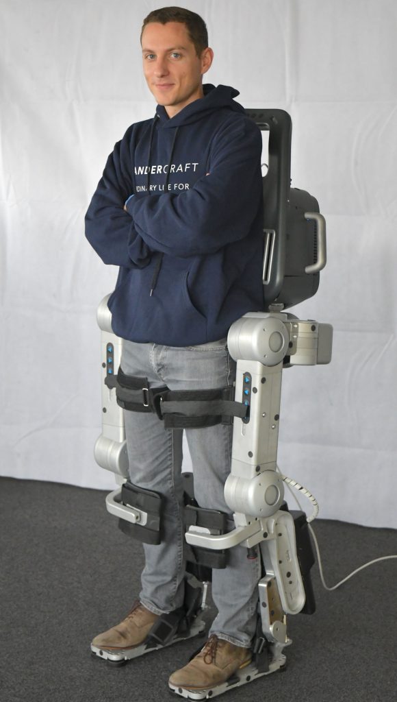 Diapo 4 : Personne équipée avec un exosquelette Wandercraft.