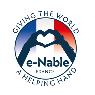 Diapo 5 : Logo du projet e-Nable France, légende: 'Giving the world a helping hand' ('Français: Donner au monde un coup de main').