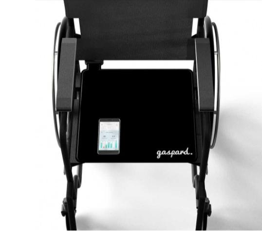 Diapo 2 : Fauteuil équipé d'un tapis pour fauteuils roulant Gaspard, et smartphone affichant l'application Gaspard.