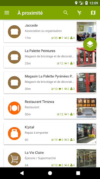 Diapo 4 : Page 'A proximité' de l'application Jaccede. Les lieux accessibles à proximité de l'utilisateur sont listés sur l'écran.