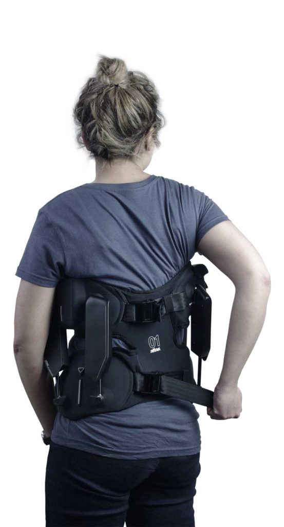 Diapo 3 : Femme portant sur elle l'exosquelette Japet