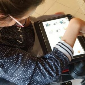 Petite fille utilisant l’application Je veux sur une tablette