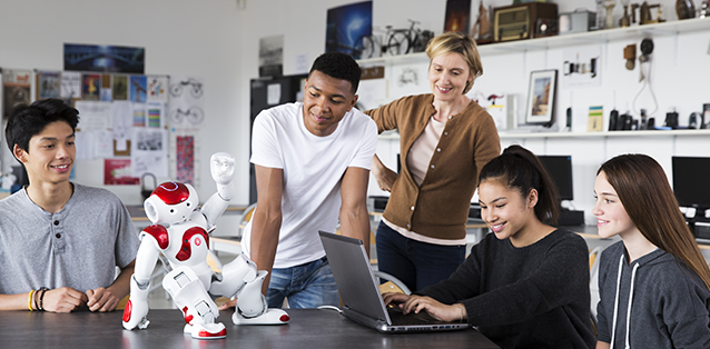 Diapo 4 : Un robot NAO dansant sur une table, face à 5 personnes souriant, dont une utilisant un ordinateur portable