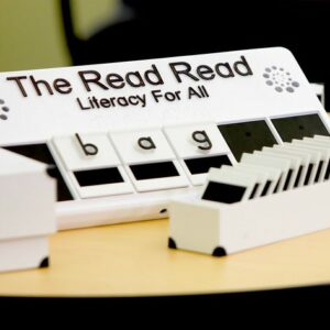 Photo de l’innovation The Read Read, avec des lettres traduites en braille