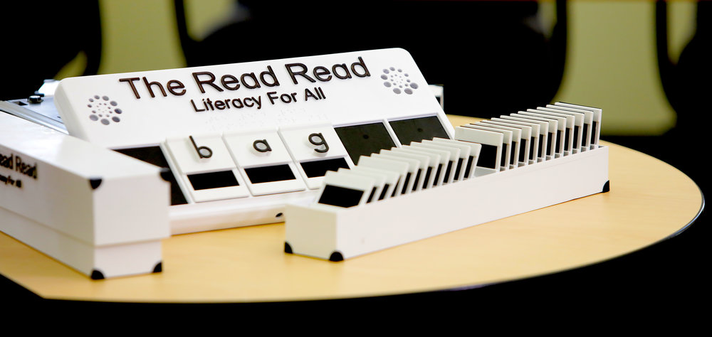 Diapo 4 : Photo de l'innovation The Read Read, avec des lettres traduites en braille