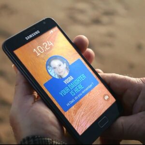 Photo de l’application Backup Memory sur un smartphone où il y a écrit « Votre fille est là »