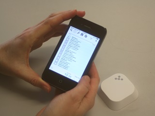 Diapo 3 : Des mains avec un smartphone et l'application Blindsquare en utilisation