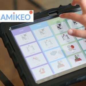 Surface Amikeo App sur une tablette avec la main d’un enfant qui navigue dessus