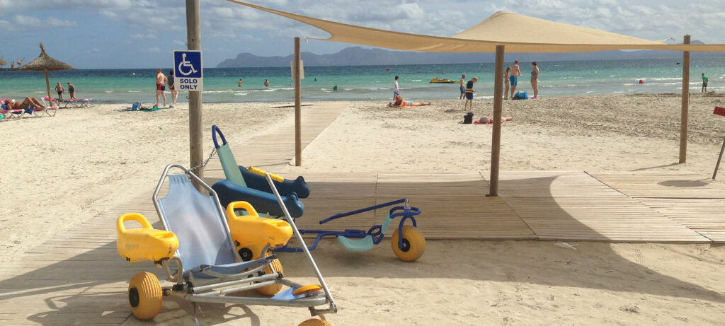 Diapo 4 : Plage accessible avec des fauteuils roulants de plage