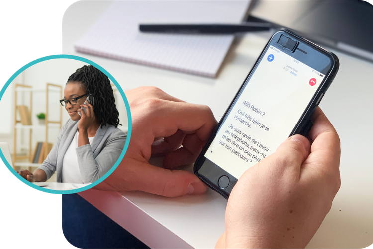 Diapo 3 : Deux personnes au téléphone dont une malentendante utilisant l'application RogerVoice sur son smartphone pour retranscrire l'appel et le lire