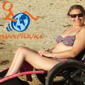 Femme en situation de handicap à la plage