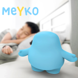 photo représentant un enfant qui dort avec le robot meyko à côté