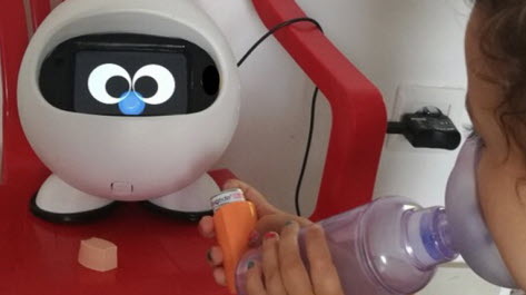 Diapo 4 : Robot Joe avec une petite fille qui prend sa ventoline
