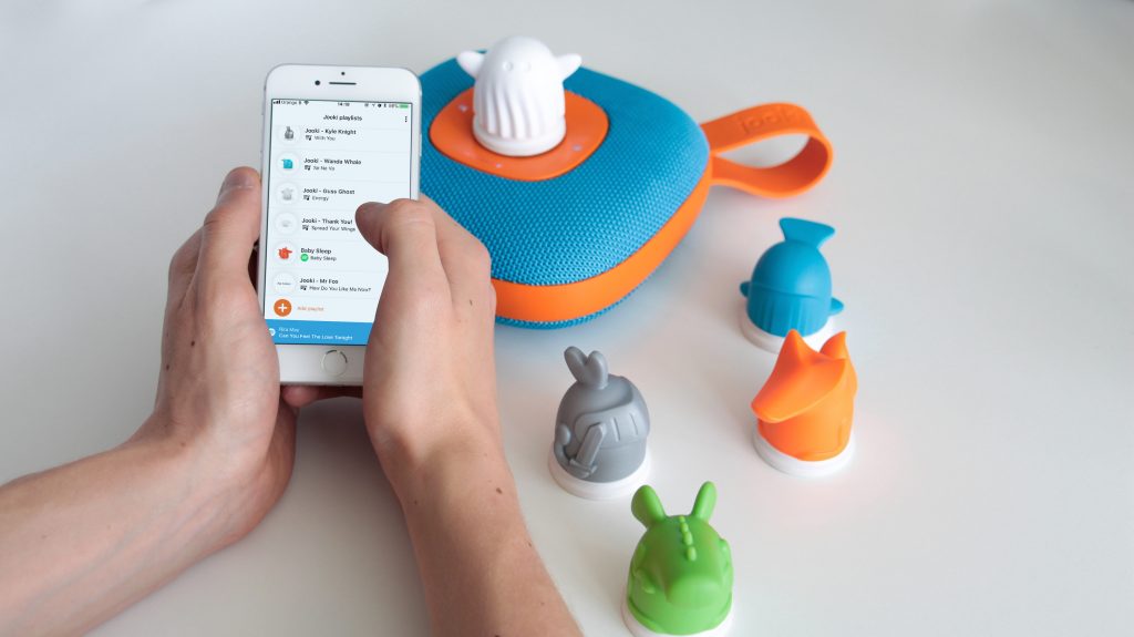 Diapo 4 : photo représentant l'application jooki, l'enceinte et les figurines