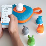 photo représentant l’application jooki, l’enceinte et les figurines