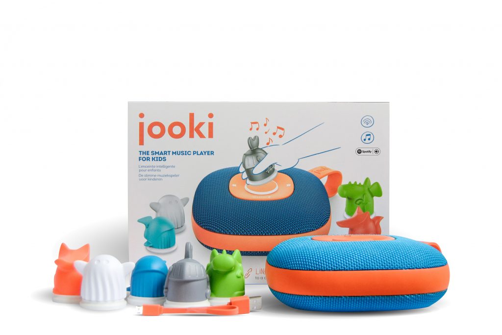 Diapo 5 : photo représentant le kit jooki au complet avec la boite d'emballage, l'enceinte et les figurines