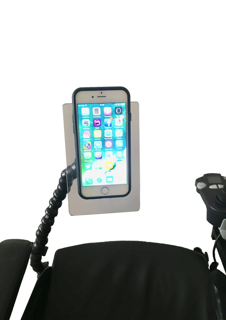 Diapo 2 : photo qui représente un fauteuil roulant équipé d'un bras support avec un smartphone