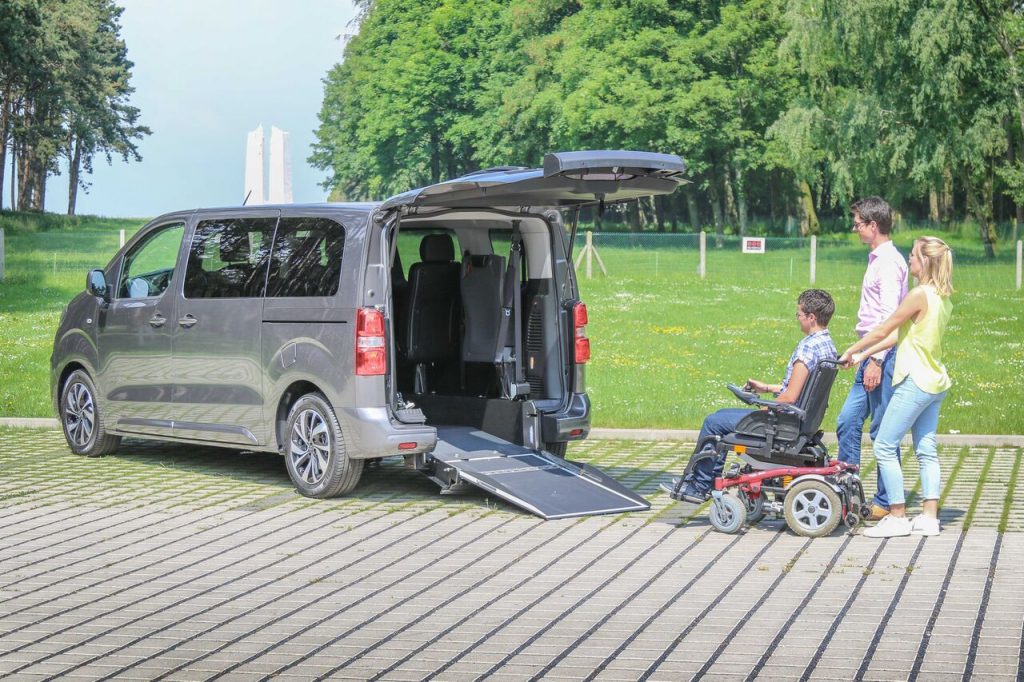 Diapo 2 : photo représentant un véhicule aménagé avec une personne en fauteuil roulant qui s'apprête à rentrer dans le véhicule