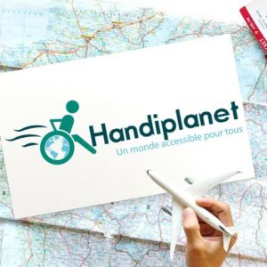 Image du logo Handiplanet sur un plan avec à côté quelqu’un qui tient un avion dans sa main