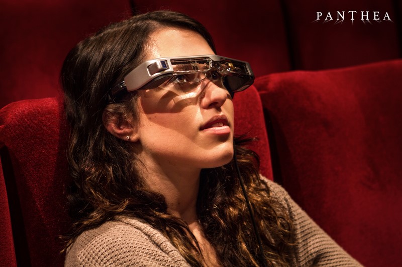 Diapo 2 : photo qui représente une femme avec des lunettes panthea dans une salle de cinéma