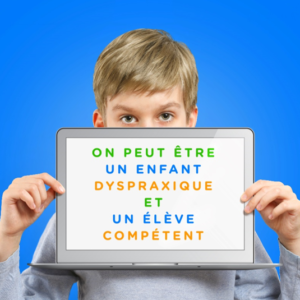 Image d’un enfant tenant une tablette avec écrit dessus « On peut être un enfant dyspraxique et un élève compétent »