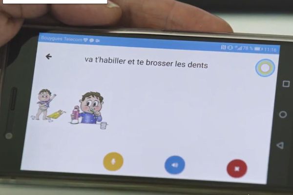 Diapo 5 : Helpicto sur un téléphone qui traduit la phrase 'va t'habiller et te brosser les dents' avec des images